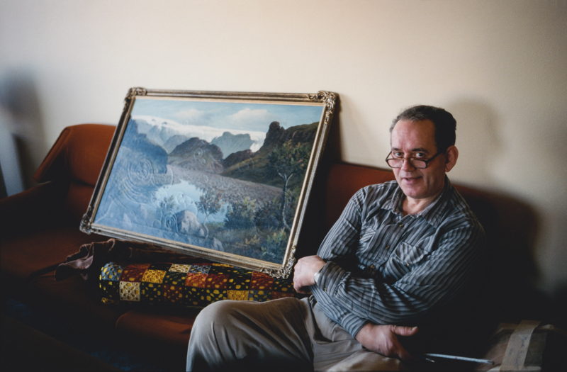 Valur var vinnusamur og listrænn. Hann var menntaður bifreiðasmiður og vann við það framan af ævi.