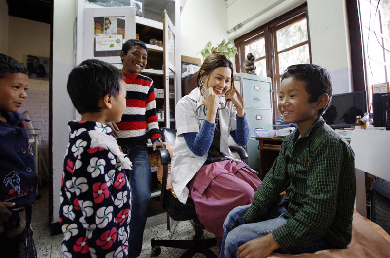 Kamala er búin að skoða eyrað á drengnum og allt er í himnalagi.