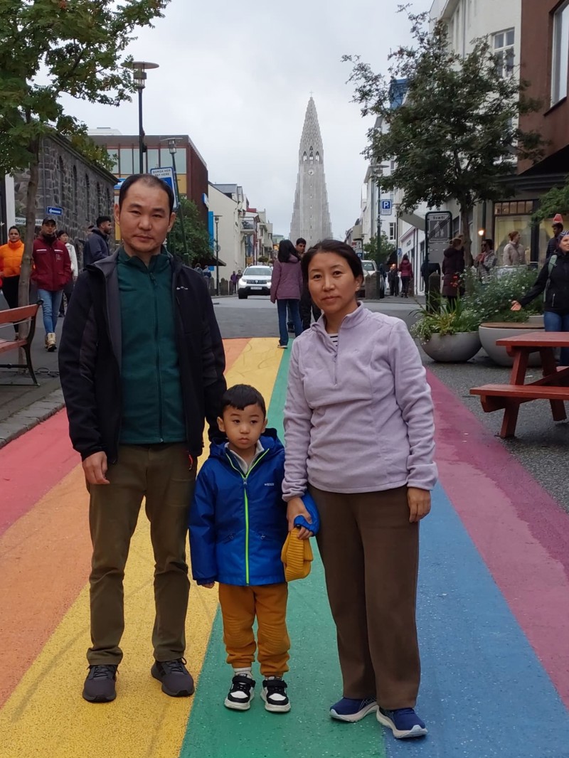 Sonam kom hingað ásamt eiginmanni og þriggja ára syni þeirra.