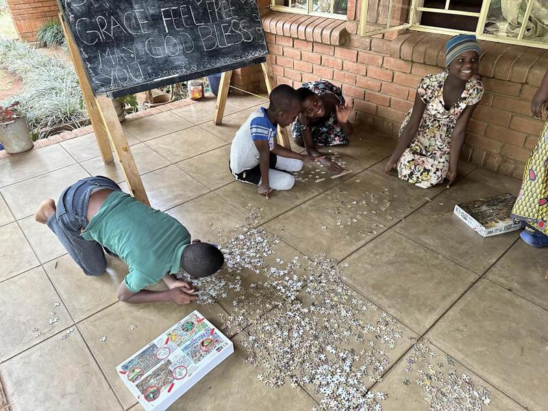 Fjögur SOS barnaþorp eru í Malaví og í þeim búa 433 börn og ungmenni sem áður voru umkomulaus en hafa nú eignast nýja fjölskyldu og bjartari framtíð blasir við þeim. 166 af þessum börnum og ungmennum eiga styrktarforeldra á Íslandi, SOS-foreldra.