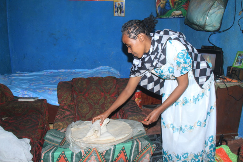 Hiwot bakar nú injera pönnukökur sem hótel kaupir af henni og það tryggir henni tekjur.