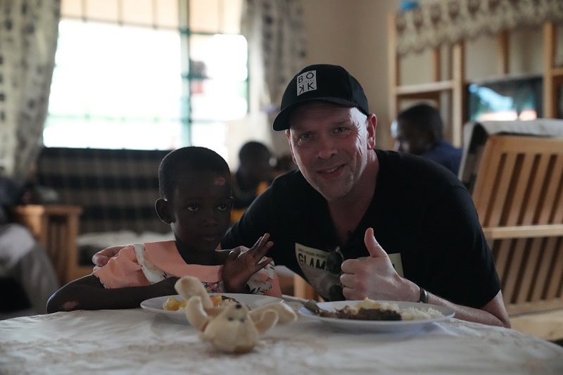 Jói hitti styrktardóttur sína, Lines, 5 ára.