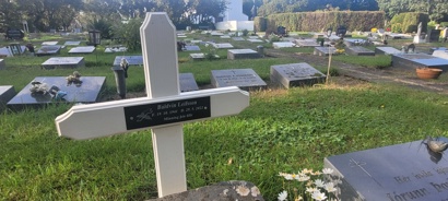 SOS Barnaþorpin settu kross á leiði Baldvins að beiðni hans í erfðaskrá