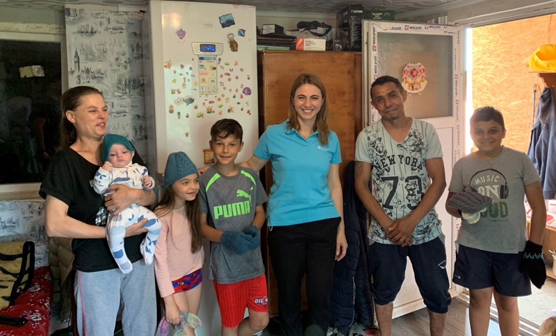 SOS hjálpar líka illa stöddum barnafjölskyldum með samfélagsaðstoð. Lopaklæðnaðurinn gladdi þessa fjölskyldu og fleiri.