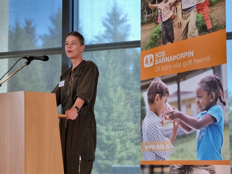 Eva Skarpaas hefur nýtt sér þjónustu Sorgarmiðstöðvarinnar eftir að sonur hennar tók eigið líf í nóvember 2019. Eva ávarpaði viðstadda á athöfninni þegar viðurkenningin var veitt.