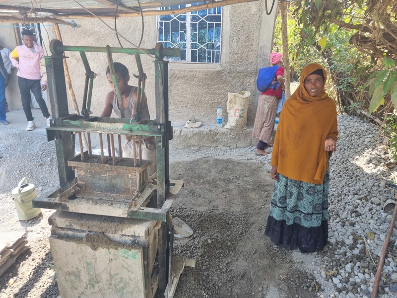 Í dag rekur Medina fjölskyldufyrirtæki sem framleiðir múrsteina og þénar nægar tekjur til að hafa fjölda fólks í vinnu auk þess að sjá vel fyrir börnunum sínum.