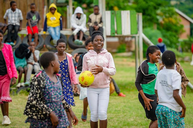 Stelpurnar eru ennþá fullar af orku síðdegis og fara í netabolta og sippuleiki.