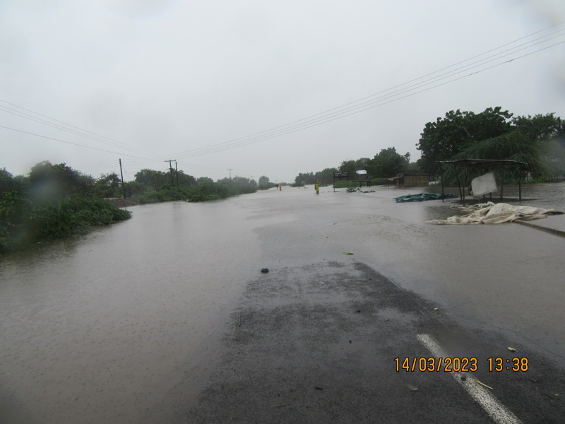 Samgönguæðar fóru víða í sundur og erfiðlega hefur gengið að koma öllum til hjálpar.