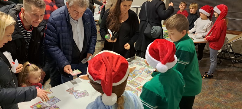 Börnin buðu svo sínum nánustu á jólamarkaðinn og mættu um 150 fullorðnir sem hver og einn greiddi 100 krónur í aðgangseyri. Skemmst er frá því að segja að allar vörur seldust upp.