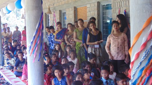 Börnin í þorpinu fylgdust að sjálfsögðu með