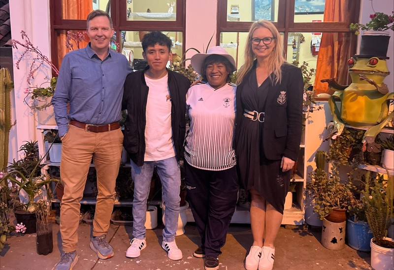 Jose og móðir hans ræddu við okkur með hjálp Google translate og gekk það ljómandi vel.