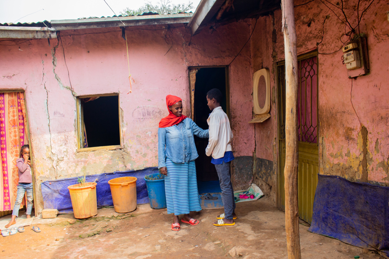 Á þessum fimm árum sem mæðginin voru aðskilin hafði móðir hans gifst skólakennara. Þau eiga nú hús í Jimma og búa við stöðugan fjárhag.