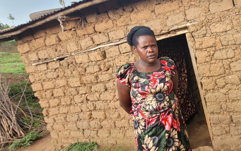 Josiane fyrir framan heimili sitt í þorpinu.