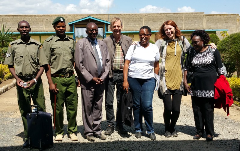 Gunnar og Anna Helga fyrir utan fangelsið í Naivasha í Kenía þar sem þau settu upp kerfið fyrir fanga. 