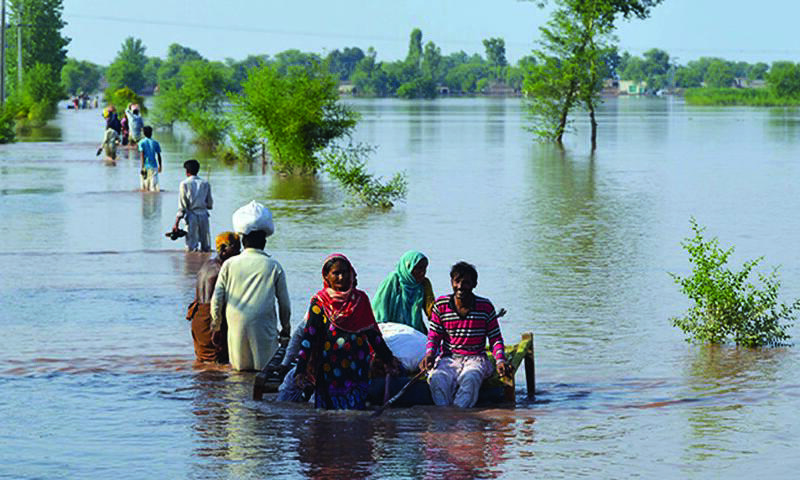 Flóðin hafa hrifið með sér heilu húsin og umferðarmannvirki, 30 stíflur hafa brostið og nærri ein milljón nautgripa drepist en það síðastnefnda hefur sérstaklega alvarleg áhrif á lífsviðurværi fólks.