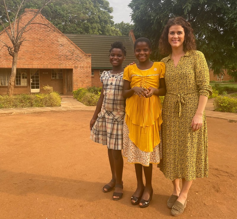 Þórdís Kolbrún ásamt tvíburasystrunum í SOS barnaþorpinu í Lilongve. Styrktardóttir Fjólu er í miðjunni. Systir hennar á líka SOS-foreldri á Íslandi, nánar tiltekið á Skagaströnd.