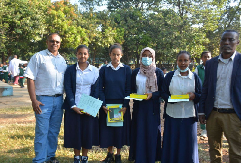 Þegar fyrstu nemendurnir náðu í nægilega marga Broskalla til að kaupa spjaldtölvu var haldin sérstök athöfn þar sem spjaldtölvurnar voru afhentar.