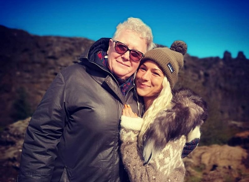 „Við [SOS mamma mín] urð­um ekki vin­kon­ur fyrr en ég flutti til Ís­lands og það var kom­in fjar­lægð á milli okk­ar. Þá fór­um við að bera virð­ingu fyr­ir hvorri ann­arri.“