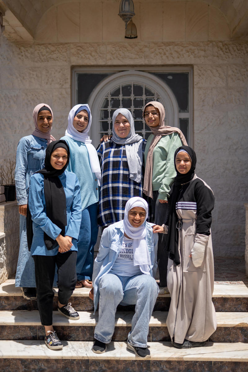 Lamia og stelpurnar á ungmennaheimilinu ásamt SOS mömmunni Nayfa. Mynd: Martin Hanebeck