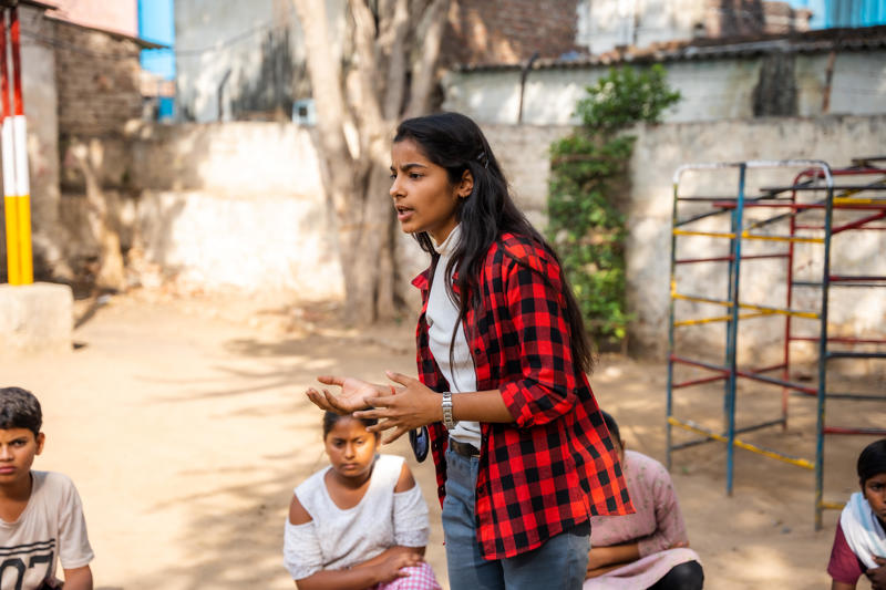 Sjálfstraust Meenu hefur eflst og feimni hennar horfið með þátttöku í götuleikhúsinu.     Mynd: Lydia Mantler