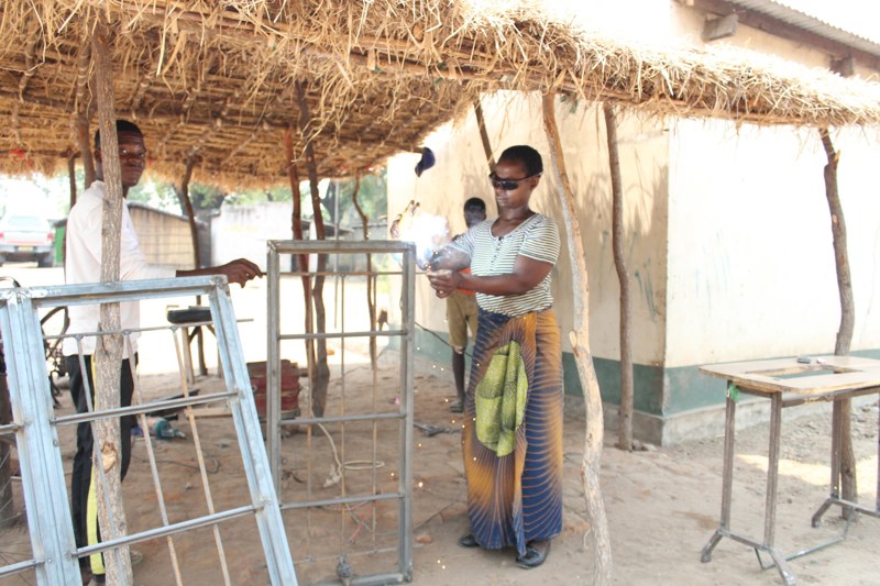 Esther hlaut þjálfun í logsuðu og smíði og stofnaði eigið fyrirtæki.