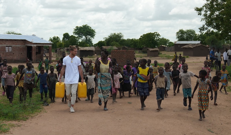 Rúrik Gíslason, velgjörðasendiherra SOS á Íslandi, heimsótti verkefnasvæði okkar í janúar 2022. Þremur dögum síðar gekk þarna yfir fellibylur með skelfilegum afleiðingum.