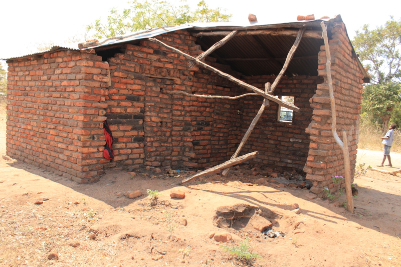 Svona lítur gamla húsið þeirra út sem skemmdist í hamförunum.