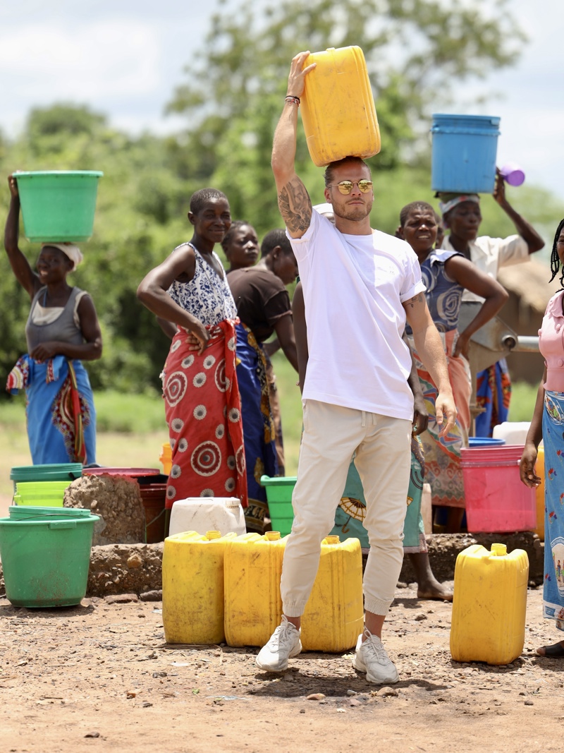 Rúrik prófaði að bera vatnið sem konurnar bera á höfðinu langar leiðir. „Það var ekkert grín. Og ég er hraustur karlmaður."