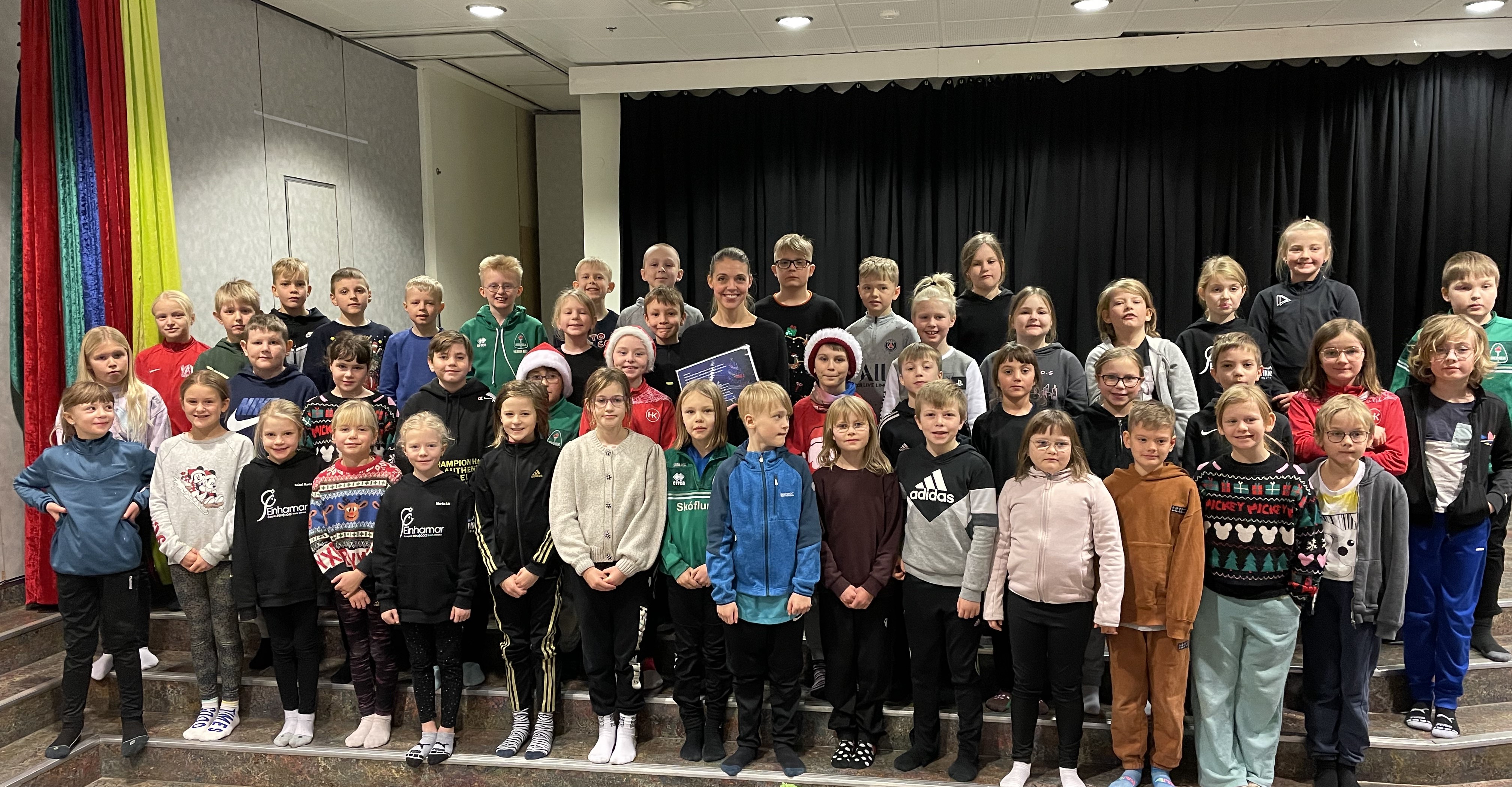 Söfnuðu 120 þúsund krónum á jólamarkaði fyrir SOS Barnaþorpin