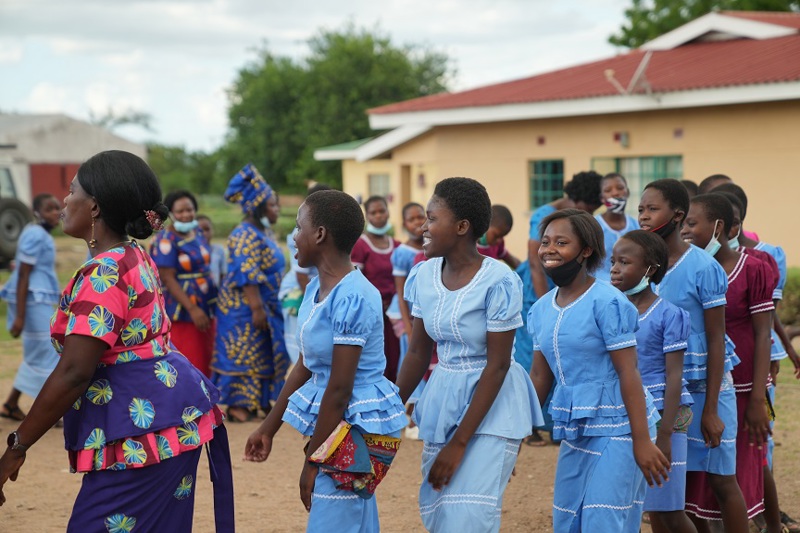 Heimsóknin frá Íslandi skipti börnin greinilega miklu máli. Þau klæddu sig upp og buðu íslenska hópinn velkominn með dansatriðum.
