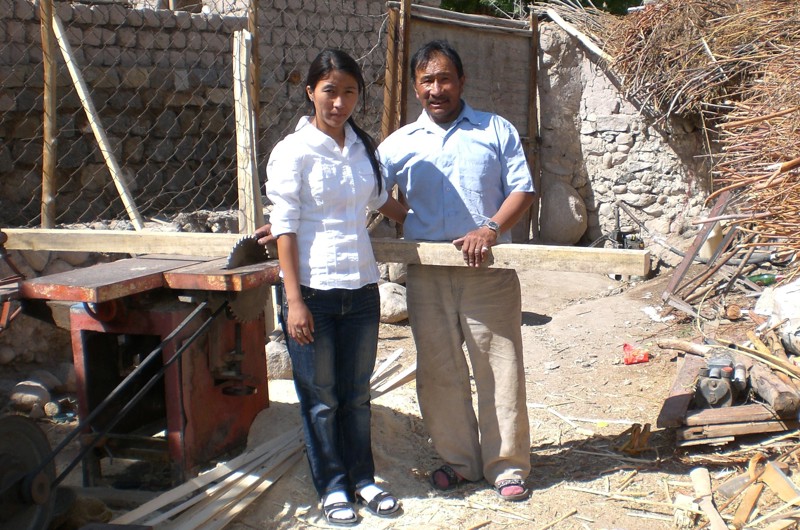 Sonam ásamt föður sínum sem er smiður af Guðs náð.