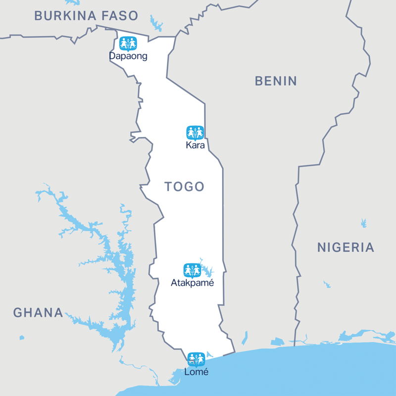 Verk­efn­is­svæð­ið er Ogou-hér­að norð­ur af Lomé, höf­uð­borg Tógó. Fjögur SOS barnaþorp eru í Tógó og á framfæri þeirra eru tæplega 500 börn og ungmenni.