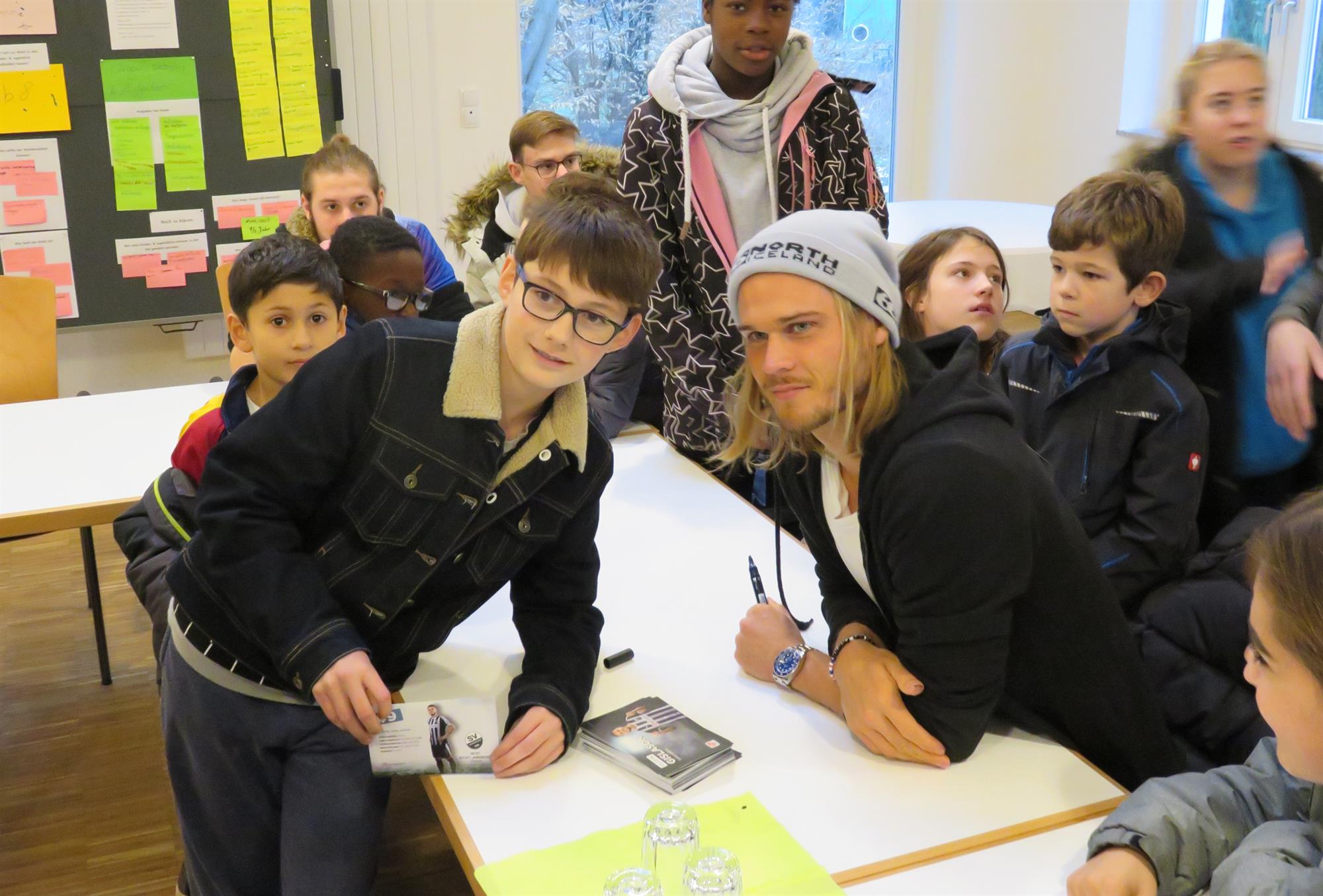 Rúrik kom færandi hendi í barnaþorp