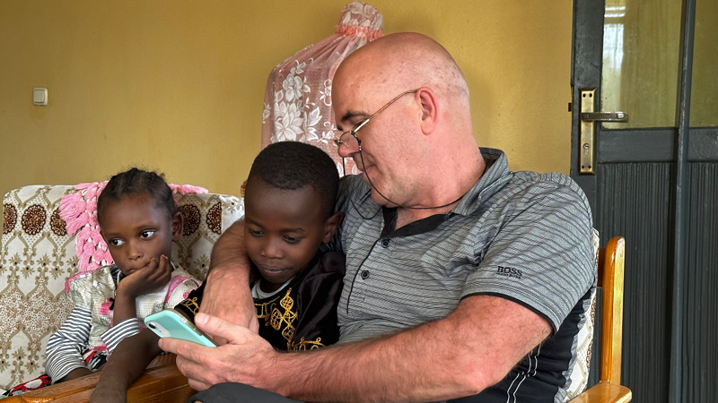 Kalli sýnir Samúel gamlar myndir í símanum.