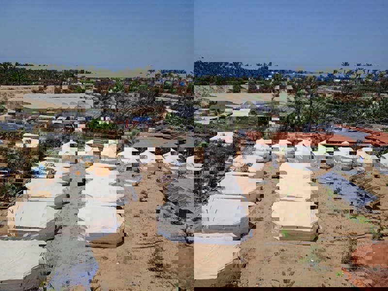 Starfsfólk SOS og börn búa í tjaldbúðum í Khan Younis