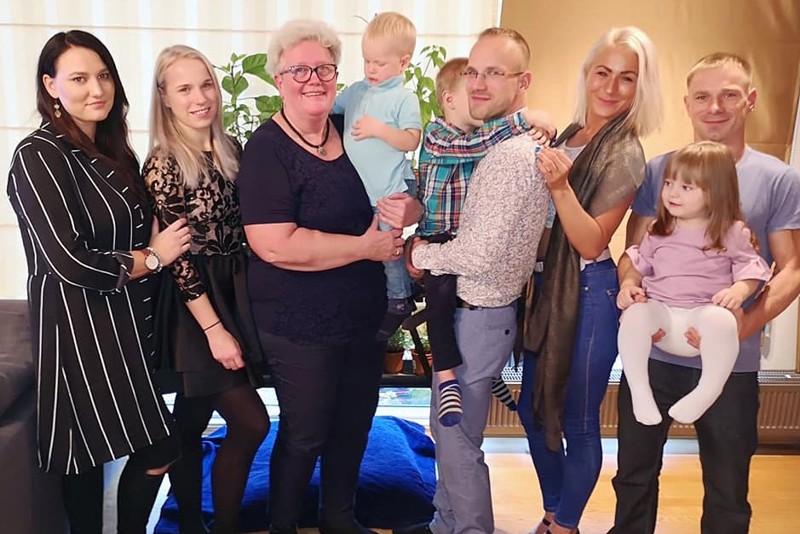 Mari fer reglulega til Eistlands og heimsækir systkini sín.