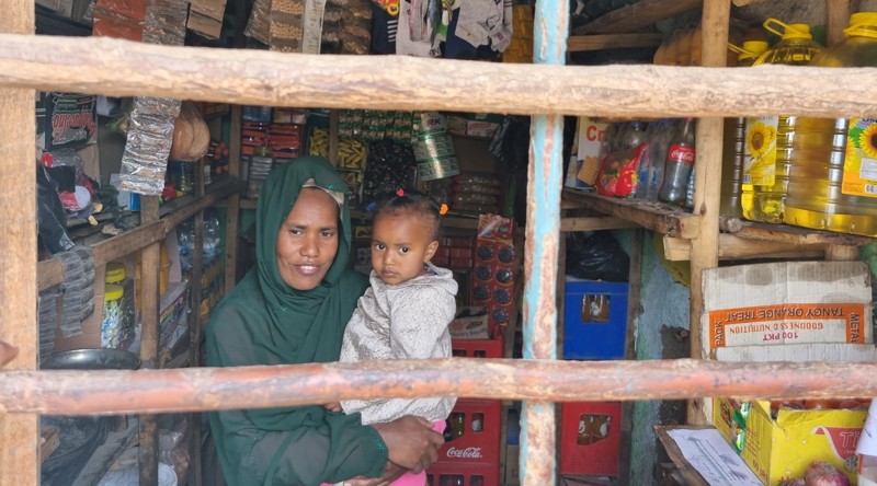 Zemzem í sjoppunni sem hún rekur á mörkum lóðar sinnar og götunnar sem hún býr við.
