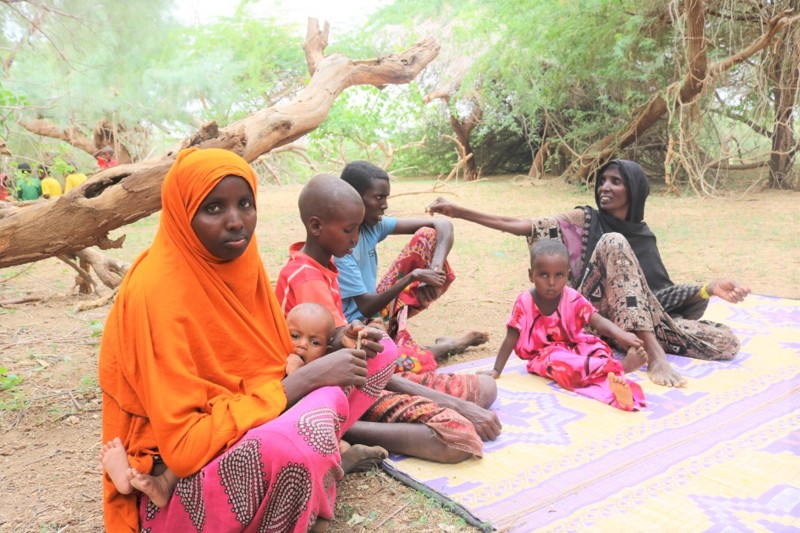 Timoro (með svarta slæðu) er 6 barna móðir í Eþíópíu sem getur ekki gefið börnunum sínum að borða.