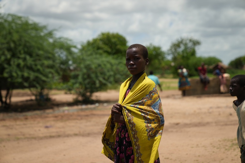 Mjög algengt er að börn og ungar stúlkur endi í vændi í Ngabu. Meðal afleiðinga vændis er fjölgun HIV tilfella með tilheyrandi dauðsföllum og eftir standa munaðarlaus börn.