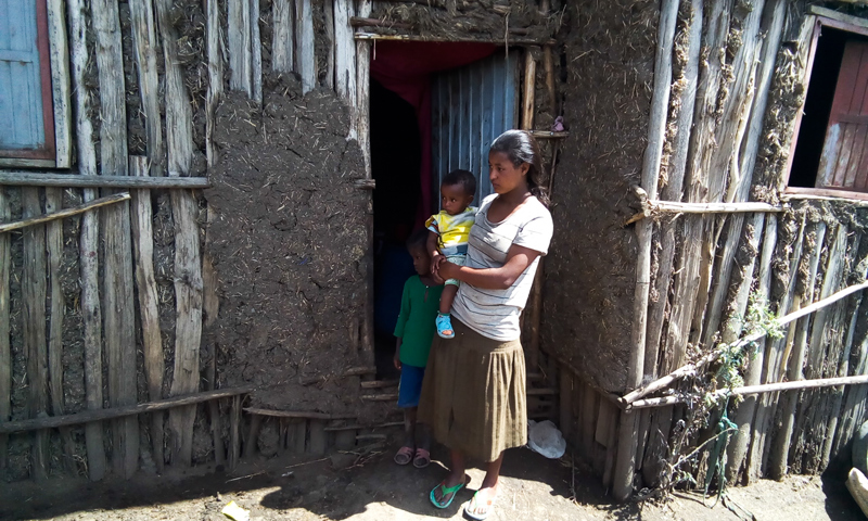 „Mér var nauðgað þegar ég var að hjúkra mömmu meðan hún var veik og núna þarf ég líka að hugsa um barnið," segir Mena.