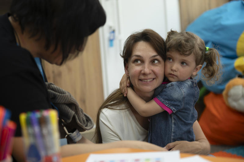Móðir og dóttir ásamt starfsmanni fjölskyldueflingar SOS í bænum Borodyanka.