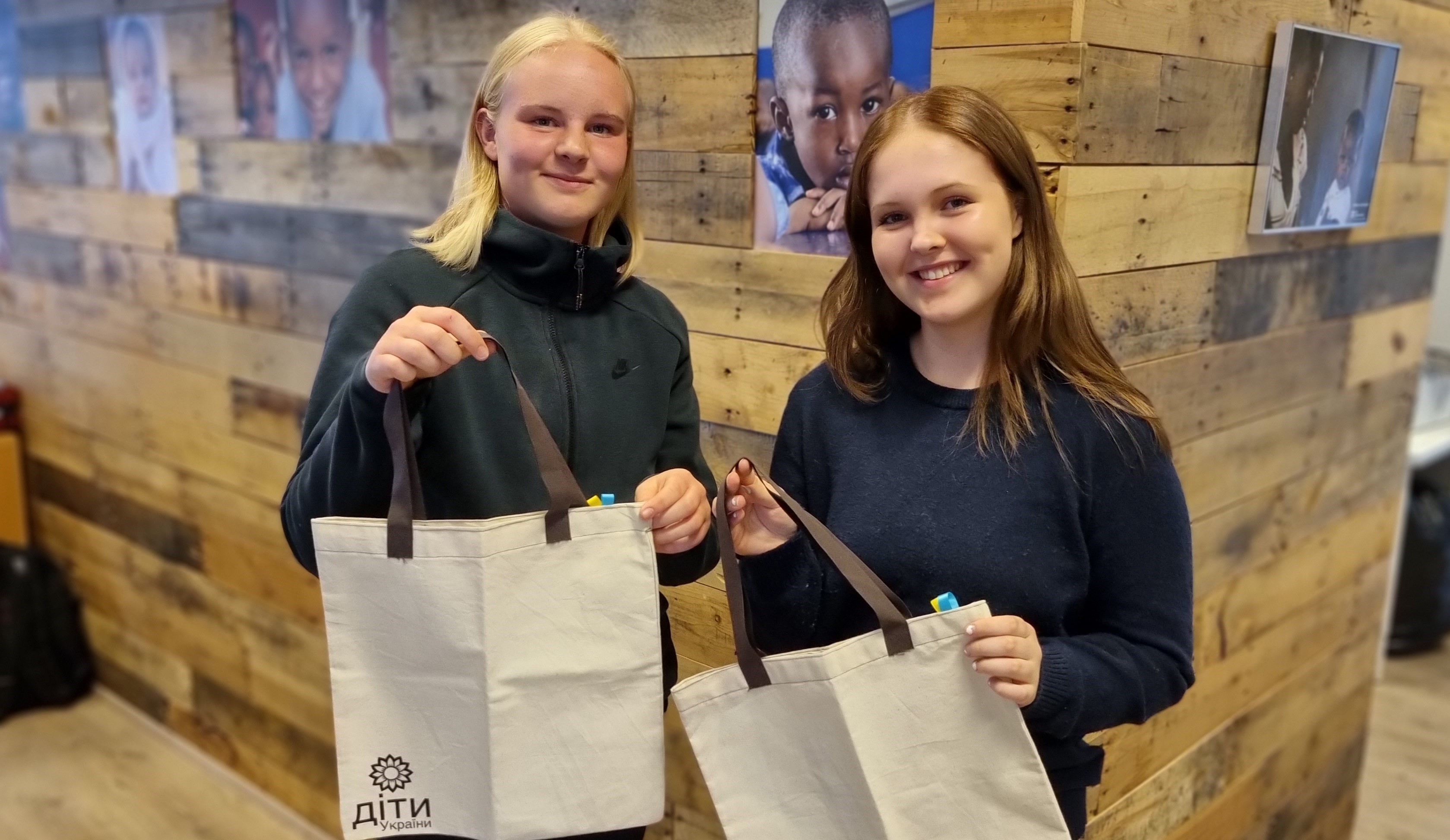 Söfnuðu 155.000 krónum fyrir SOS í útskriftarverkefni