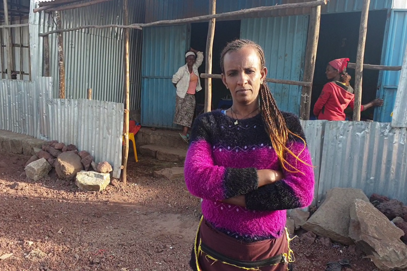 Hanna er 29 ára ein­stæð tveggja barna móð­ir. Hún rek­ur ásamt tveim­ur öðr­um ­mæðr­um smá­sjoppu og sal­arn­is­að­stöðu á um­ferð­ar­mið­stöð bæj­ar­ins Iteya.