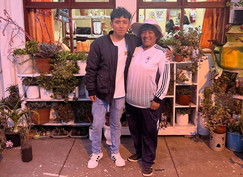 Þó svo að Jose muni á endanum flytja úr barnaþorpinu og standa á eigin fótum mun hann alltaf eiga SOS mömmu sína að.