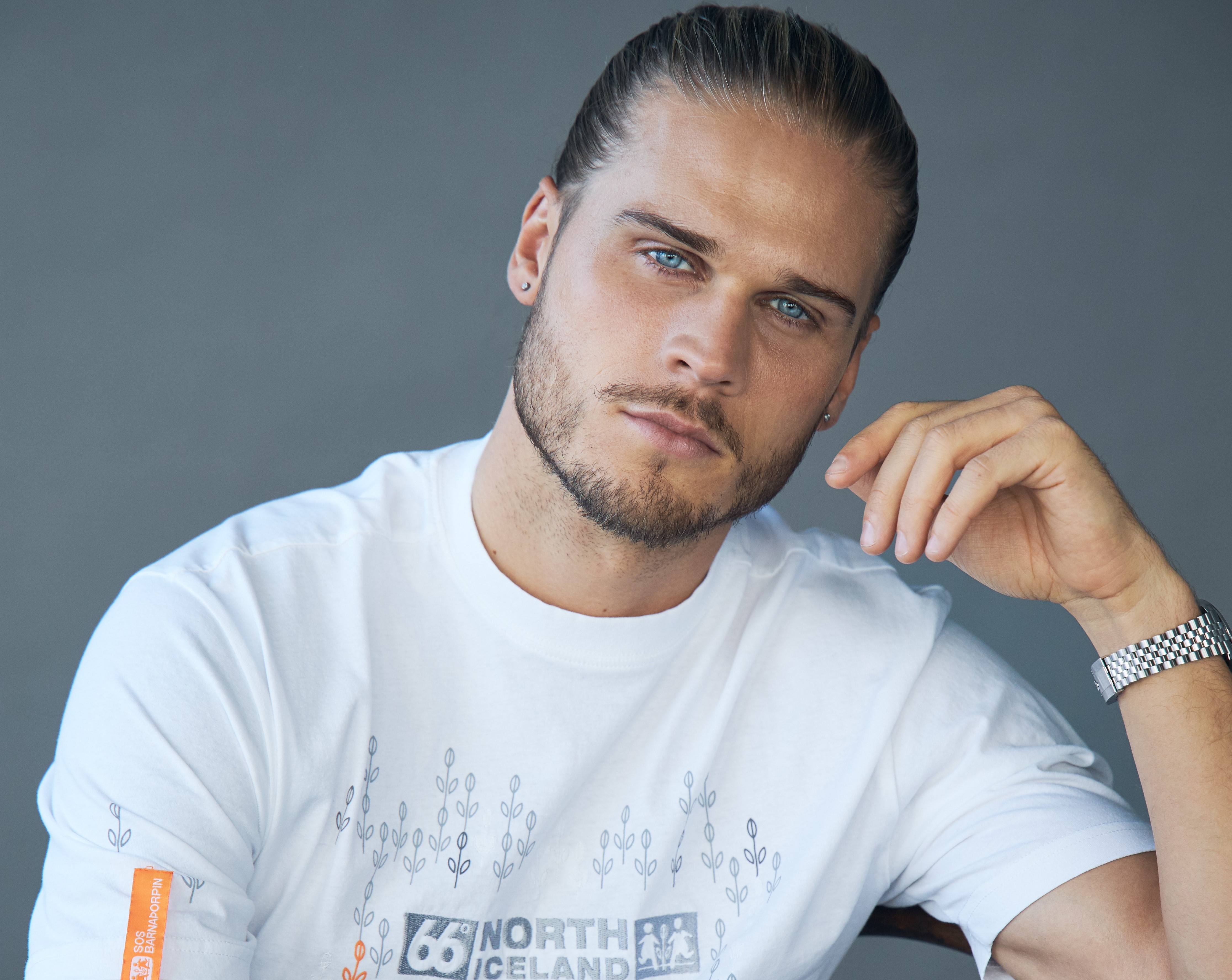 Ágóði af sölu SOS bolsins afhentur