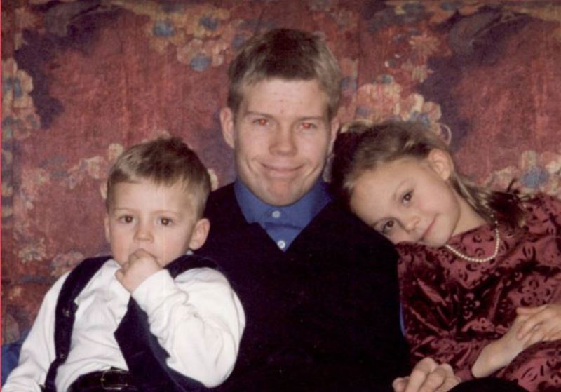 Hér er Siggi ásamt yngstu systkinum sínum (Sonju og Sindra). Siggi átti sex systkini. Þau eru Guðrún Hulda, Kristín, Linda, Eva Sif, Sonja og Sindri.