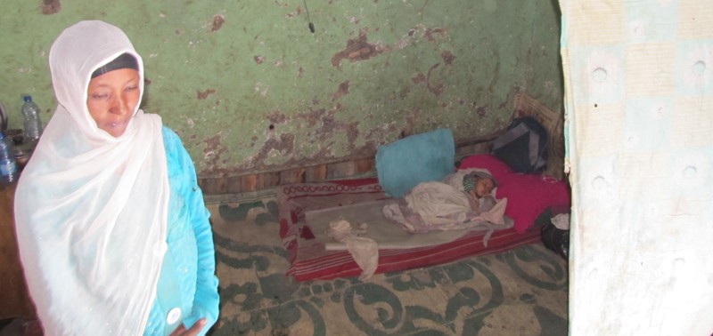  Þegar okkur bar að garði lá tveggja mánaða gömul dóttir hennar á skítugri dýnu á gólfinu inni í 10 fermetra húsinu.