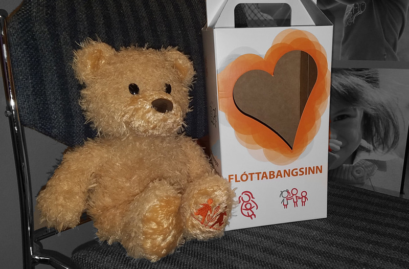 Flóttabangsanum fylgir fallegur gjafakassi