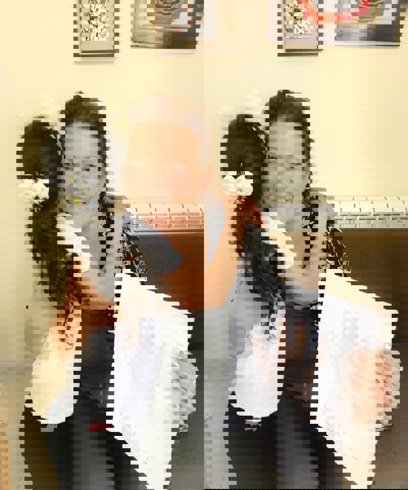 Lítil stúlka í SOS barnaþorpinu í Bethlehem teiknaði mynd fyrir Heru.