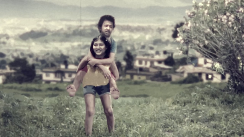 Rita bar Bilas bróður sinn á bakinu í skólann á hverjum degi, 5 km hvora leið. Stjórnendur SOS barnaþorpsins í Jorpati fréttu af aðstæðum systkinanna í umfjöllun fréttablaðs.